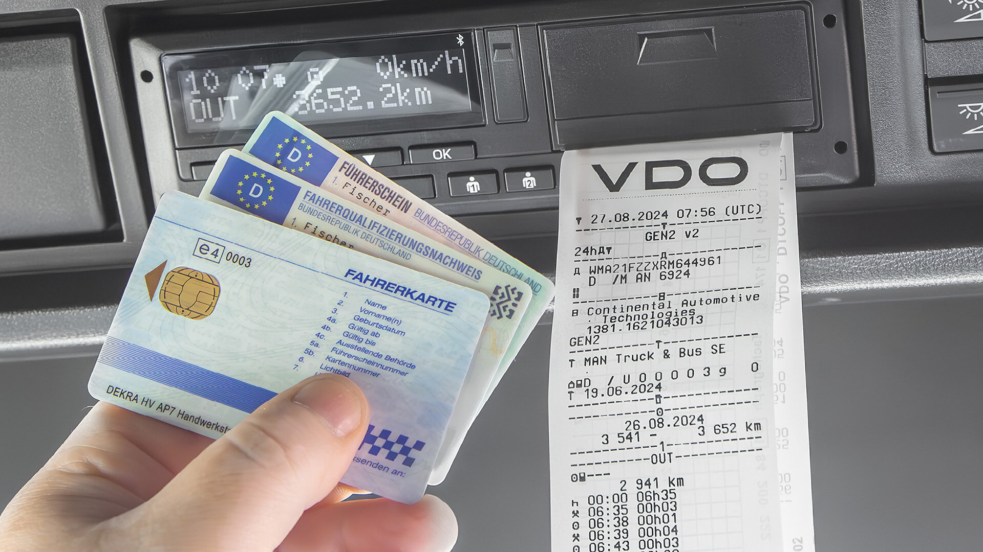 Führerschein, Fahrerqualifizierungsnachweis und Fahrerkarte vor einem VDO Kartenlesegerät