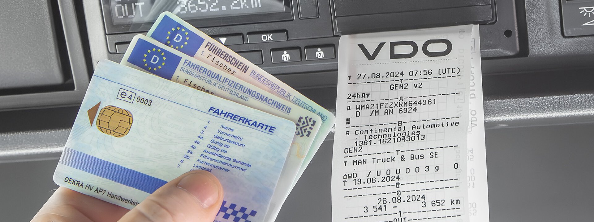 VDO Fahrerkartenlesegerät Führerschein, Fahrerqualifizierungsnachweis und Fahrerkarte vor einem VDO Kartenlesegerät