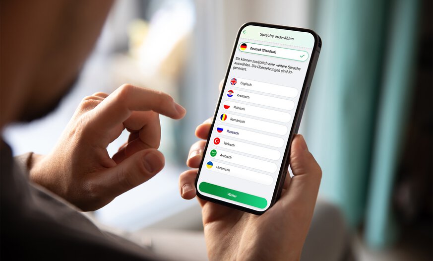 Mann hält ein Smartphone mit VogelCheck Fragentraining