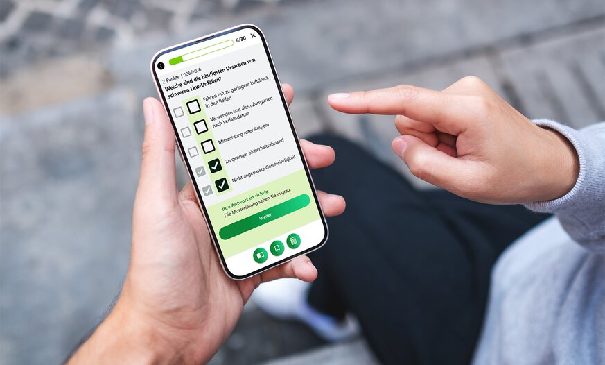 Mann hält ein Smartphone in der Hand mit der Lernapp VogelCheck