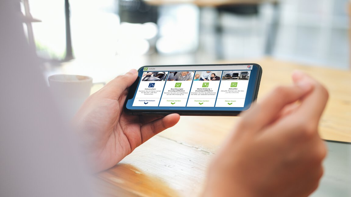 Startseite der Vogel BKF App auf Smartphone zeigt die vier Kacheln Führerschein, Beschleunigte Grundqualifikation, Weiterbildung und Aktuelles