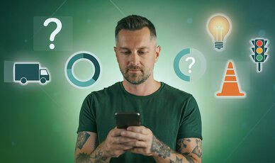 Mann mit grünem T-Shirt guckt auf Smartphone in seiner Hand