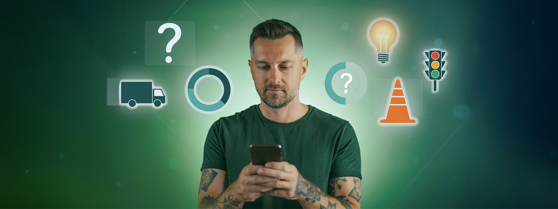 Mann mit grünem T-Shirt guckt auf Smartphone in seiner Hand