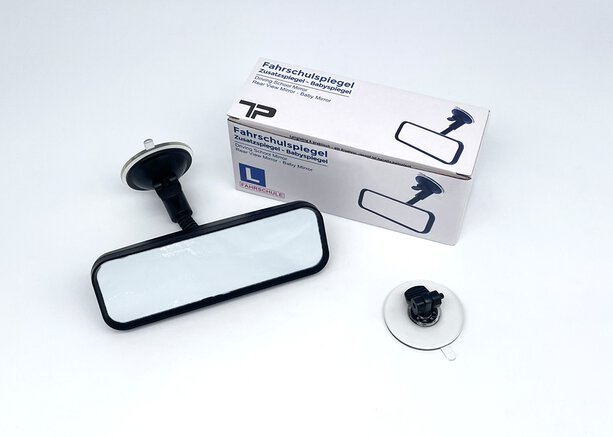 Fahrschulinnenspiegel mit Saugnapf Foto eines Fahrschulinnenspiegel mit Saugnapf vor der zugehörigen Verpackung mit Ersatzsaugnapf