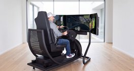 Simulator Pro - für Lkw- und Busausbildung Eine männliche Person fährt Übungseinheiten am Simulator Pro